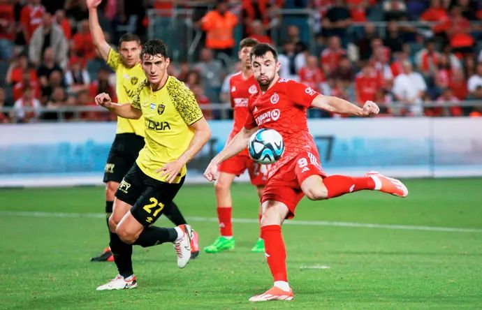 אלן אוז'בולט הפועל תל אביב לצד פלאמן גלאבוב בית