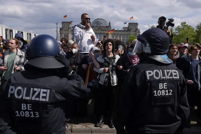 משטרת ברלין בהפגנה פרו-פלסטינית, אנטי-ישראלית
