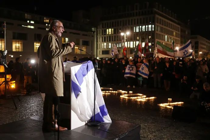 פולקר בק נואם בעצרת תמיכה בישראל וקריאה החטופים, שער ברנדנבורג נובמבר 2023