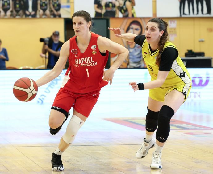 אליסה בארון שחקנית הפועל לב ירושלים לפני ירדן גוט שחקנית אליצור רמלה