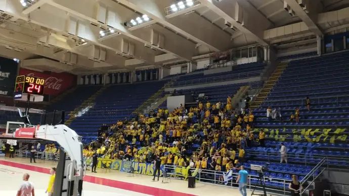 אוהדי מכבי תל אביב באולם פיוניר בבלגרד