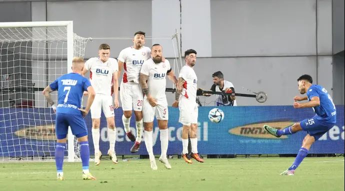 מאור לוי שחקן מכבי פתח תקוה כובש בכדור חופשי מול הפועל נוף הגליל