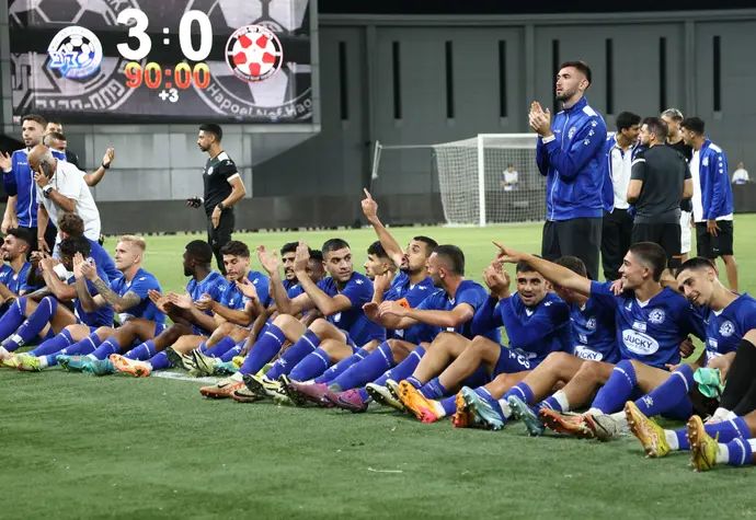 שחקני מכבי פתח תקוה חוגגים