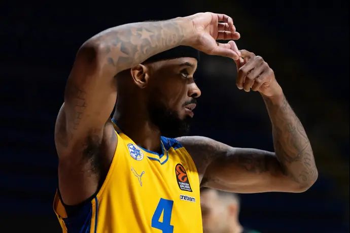 שחקן מכבי תל אביב לורנזו בראון