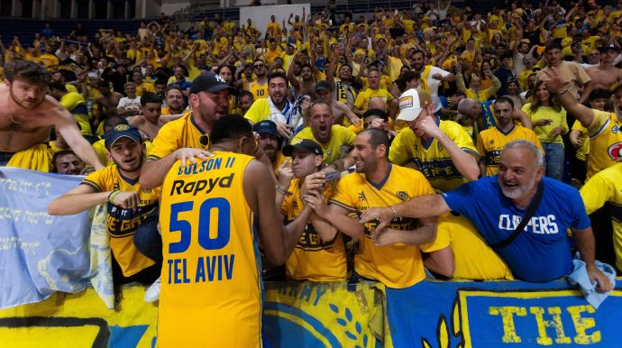 אוהדי מכבי תל אביב עם בונזי קולסון