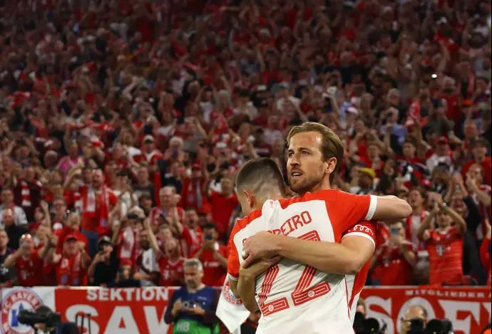 רפאל גריירו מחבק את הארי קיין באיירן מינכן