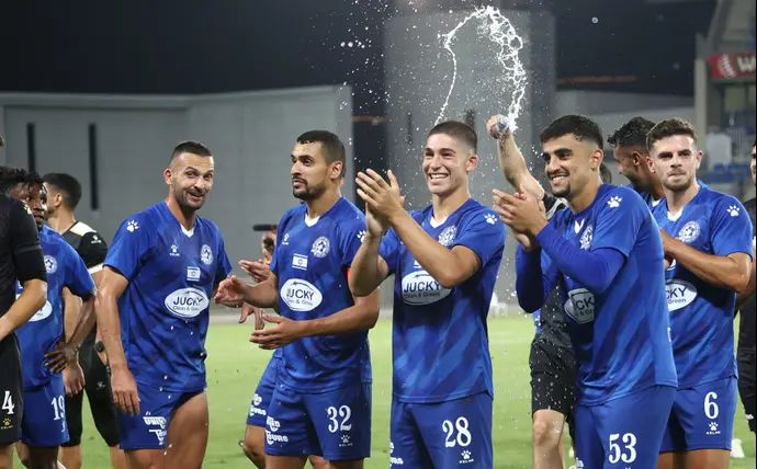 לירן חזן (מימין), ניב יהושע, מוחמד הינדי, בן שהר שחקני מכבי פתח תקוה חוגגים