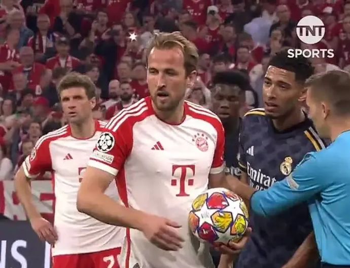 ג'וד בלינגהאם מנסה להפריע לחברו הארי קיין לבעוט פנדל במשחק של באיירן מינכן מול ריאל מדריד