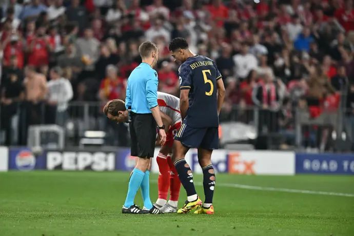 ג'וד בלינגהאם מנסה להפריע לחברו הארי קיין לבעוט פנדל במשחק של באיירן מינכן מול ריאל מדריד