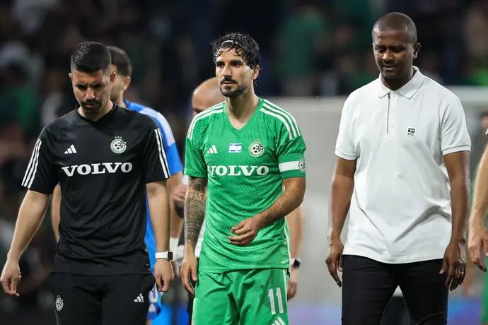 מסאי דגו מאמן מכבי חיפה עם הקפטן ליאור רפאלוב, עוזר המאמן שחר וייזינגר