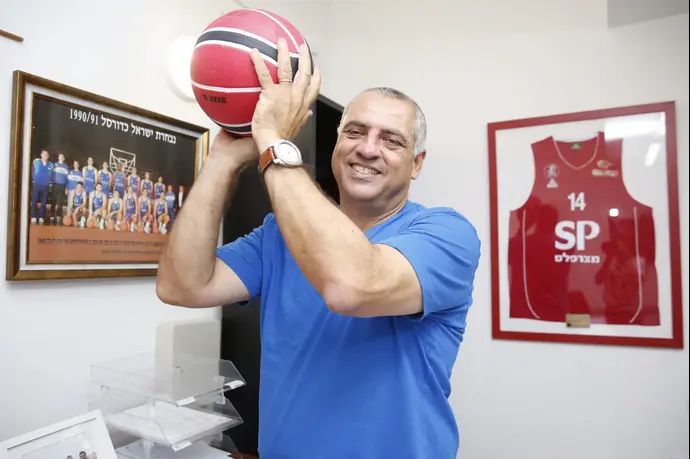 עמוס פרישמן שחקן כדורסל לשעבר הפועל תל אביב