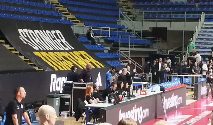 דימיטריס ינאקופולוס הבעלים של פנאתינייקוס יושב לבדו ביציע