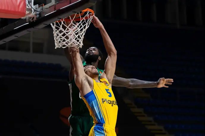 ווייד בולדווין שחקן מכבי תל אביב מטביע לפני מתיאס לסור שחקן פנאתינייקוס