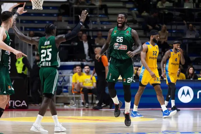 שחקני פנאתינייקוס מתיאס לסור, קנדריק נאן חוגגים. ברקע שחקני מכבי תל אביב מאוכזבים