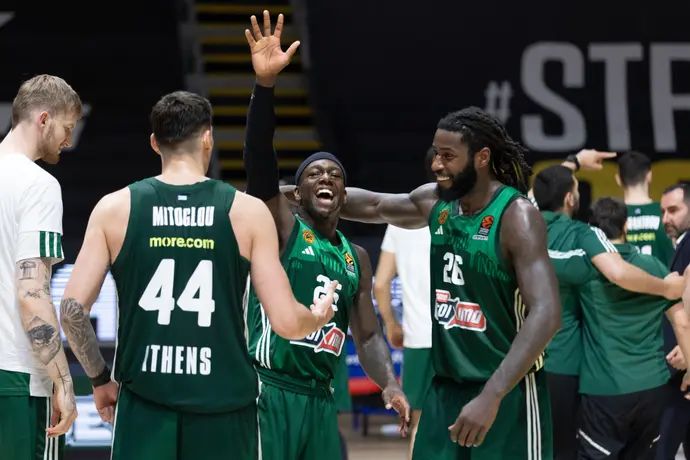 שחקני פנאתינייקוס מתיאס לסור, קנדריק נאן חוגגים