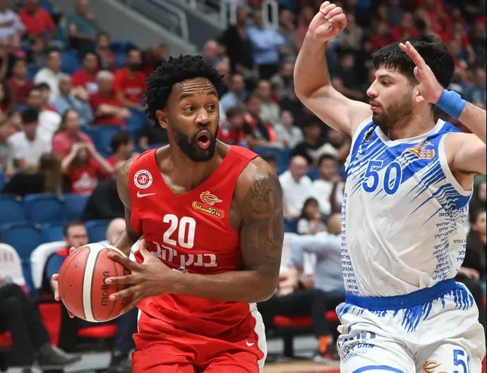 ליוואי רנדולף הפועל ירושלים לצד יובל שניידרמן מכבי רמת גן