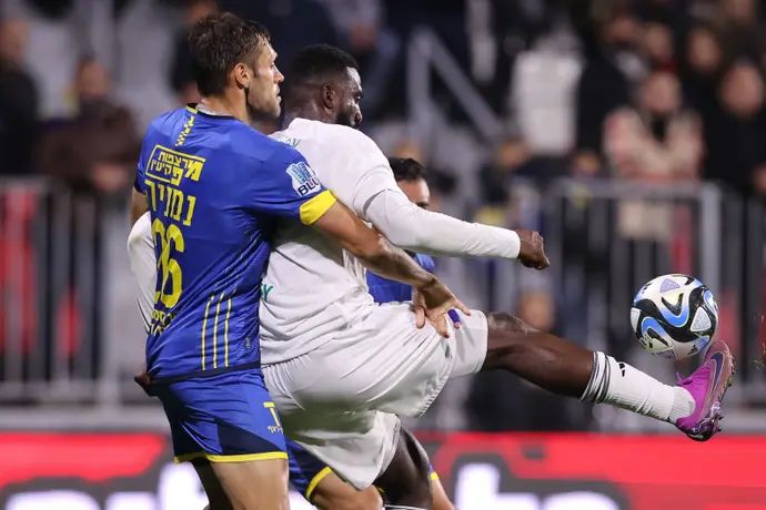 פרנזי פיירו שחקן מכבי חיפה לפני נמניה ליוביסבלייביץ' שחקן מכבי בני ריינה