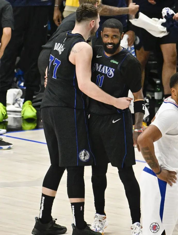 שחקן דאלאס מאבריקס קיירי אירווינג עם לוקה דונצ'יץ'