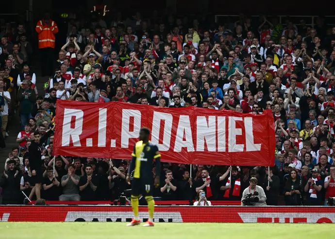 אוהדי ארסנל לזכר הילד דניאל אנג'ורין שנרצח בצפון לונדון