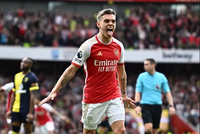 לאנדרו טרוסאר שחקן ארסנל חוגג שער