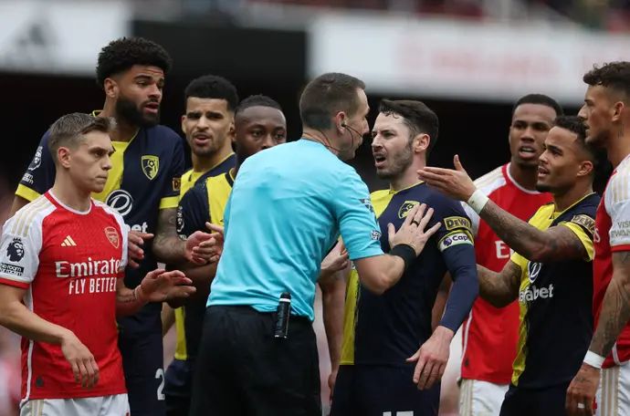 שחקני בורנמות' עטים על השופט לאחר פסילת שער