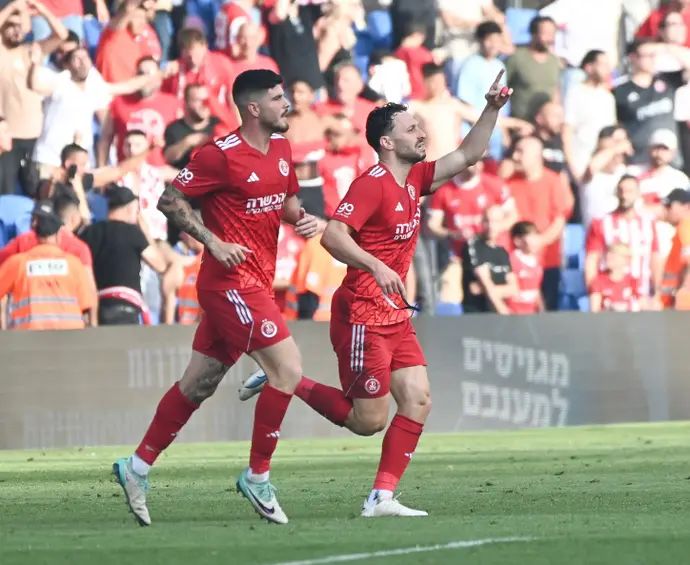 עומרי אלטמן חוגג לצד זיו מורגן הפועל תל אביב