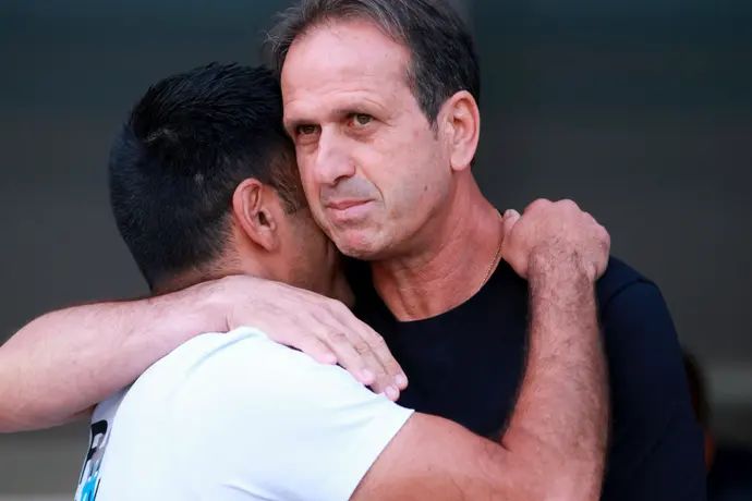 רוני לוי מאמן הפועל חיפה לצד אליניב ברדה מאמן הפועל באר שבע