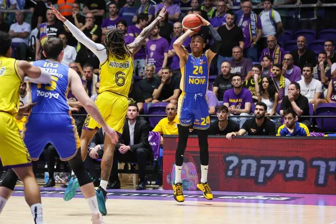 שחקן מכבי תל אביב ג'ו תומאסון