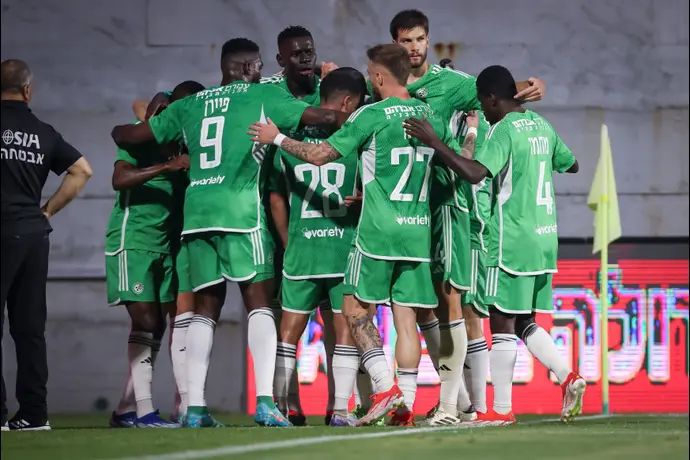 שחקני מכבי חיפה חוגגים