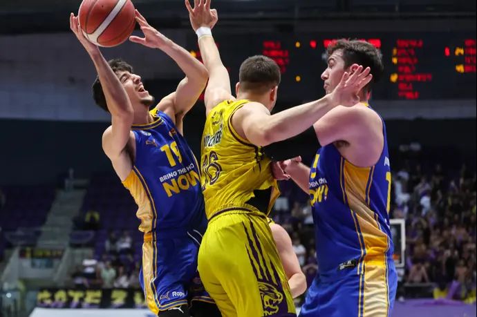 ירון גולדמן (משמאל), שחקן מכבי תל אביב