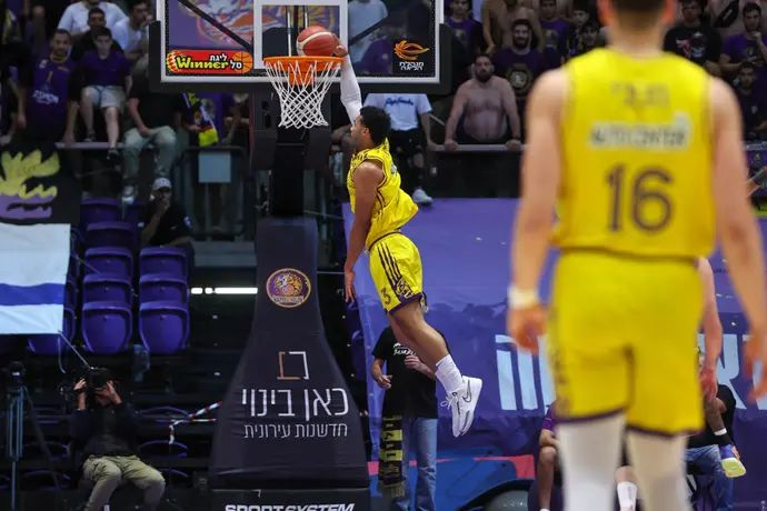 שחקן הפועל חולון ג'סטין סמית'