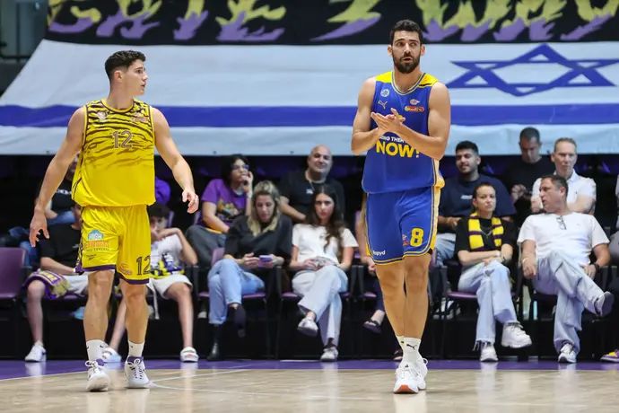 שחקן מכבי תל אביב רפי מנקו, ליד שחקן הפועל חולון שחר עמיר