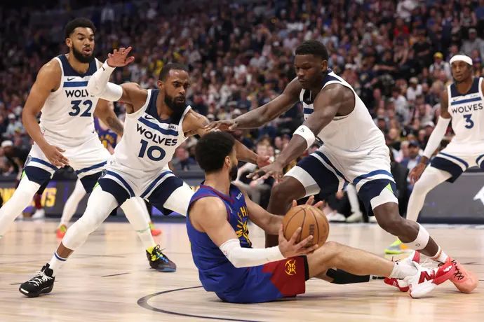 ג'מאל מארי, דנבר נאגטס, נשמר על ידי שחקני מינסוטה טימברוולבס מייק קונלי, אנתוני אדוארדס