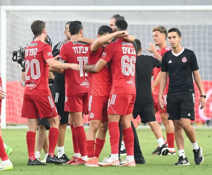 שחקני הפועל תל אביב חוגגים