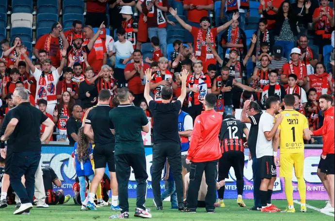 רוני לוי מאמן הפועל חיפה מודה לאוהדי הקבוצה