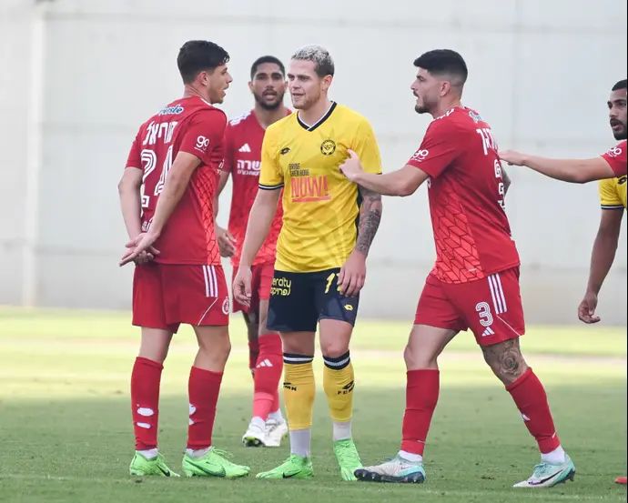 סתיו טוריאל לצד זיו מורגן הפועל תל אביב מול ג'ואל אבו חנא מכבי נתניה