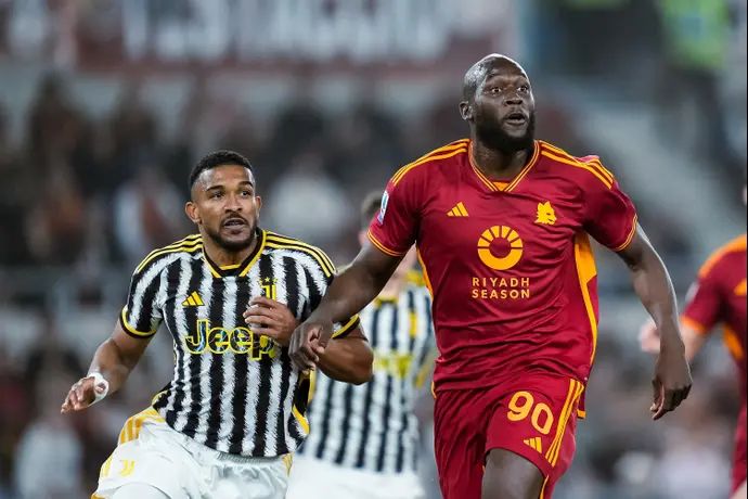 שחקן רומא רומלו לוקאקו ליד שחקן יובנטוס ברמר