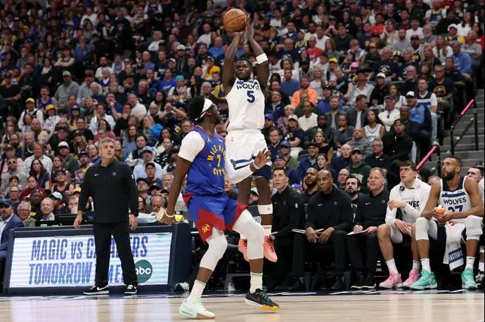 אנתוני אדוארדס, שחקן מינסוטה טימברוולבס, קולע מעל דנבר