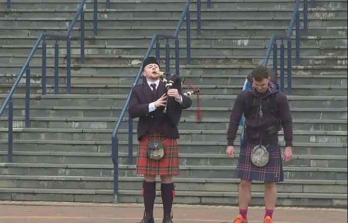 קרייג פרגוסון, אוהד נבחרת סקוטלנד, צועד למשחק הפתיחה של יורו 2024