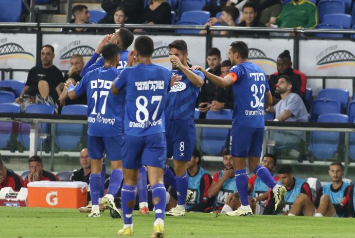 שחקני מכבי פתח תקוה חוגגים עם אנאס מחאמיד