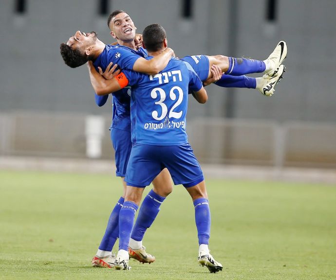 מוחמד הינדי, עוביידה חטאב שחקני מכבי פתח תקוה מרימים את מאור לוי