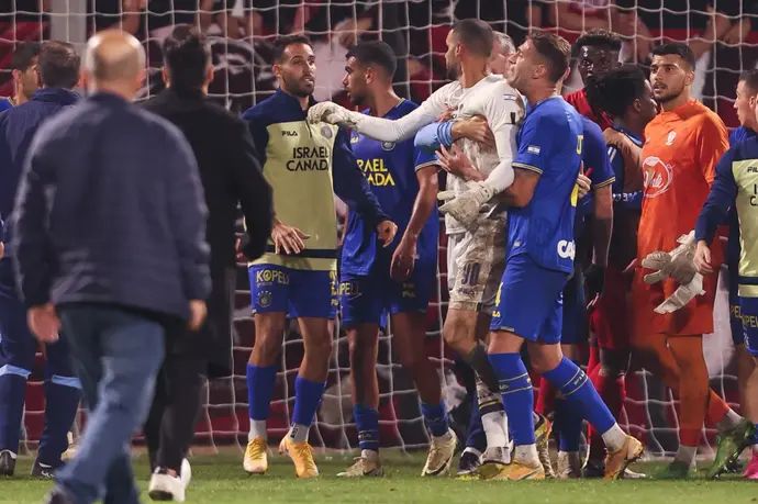 עימות בין שחקני מכבי תל אביב לשחקני בני סכנין