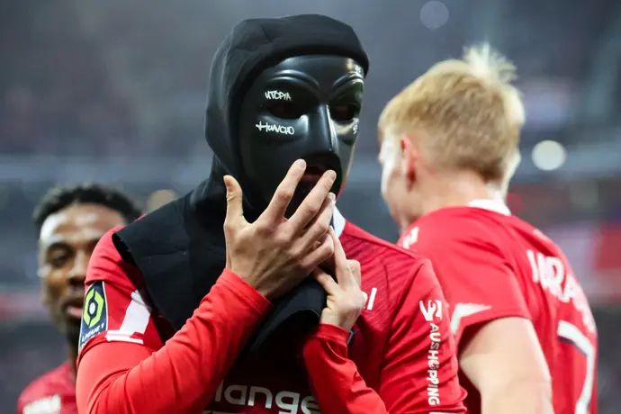 אדון ז'גרובה שחקן ליל חוגג שער עם מסיכה