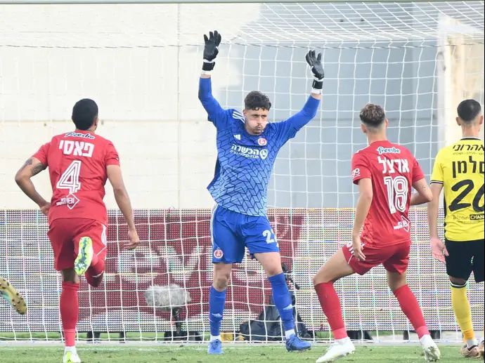 שוער הפועל תל אביב רוי ברנס