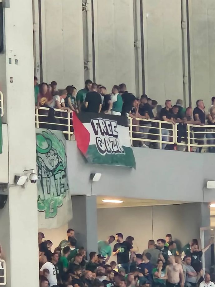 דגלי פלסטין במשחק של פנאתינייקוס מול מכבי תל אביב