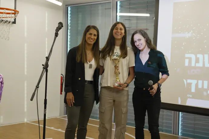 קארין סנדל, כדורגלנית השנה רחל שטיינשניידר ואושרת עיני במעמד קבלת הפרס