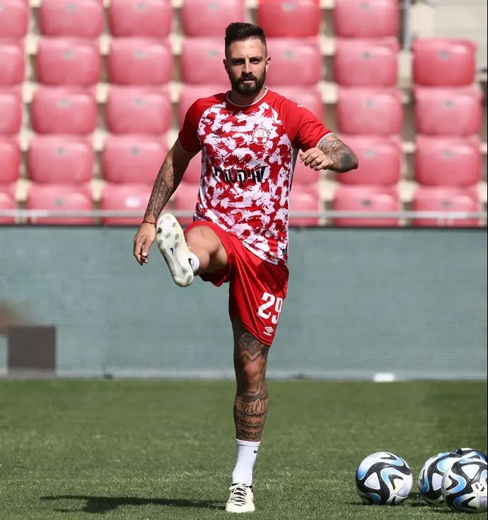 מקסימו לוי שחקן הפועל באר שבע בחימום