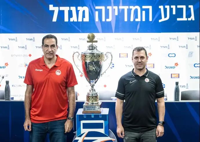 מאמן הפועל ירושלים יונתן אלון לצד מאמן הפועל באר שבע אורן אהרוני לקראת חצי גמר גביע המדינה