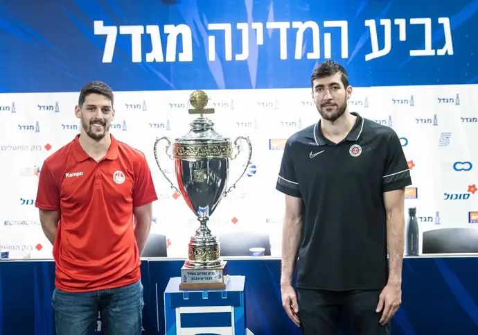 שחקן הפועל ירושלים יובל זוסמן ליד שחקן הפועל באר שבע חואקין שוכמן לקראת חצי גמר גביע המדינה