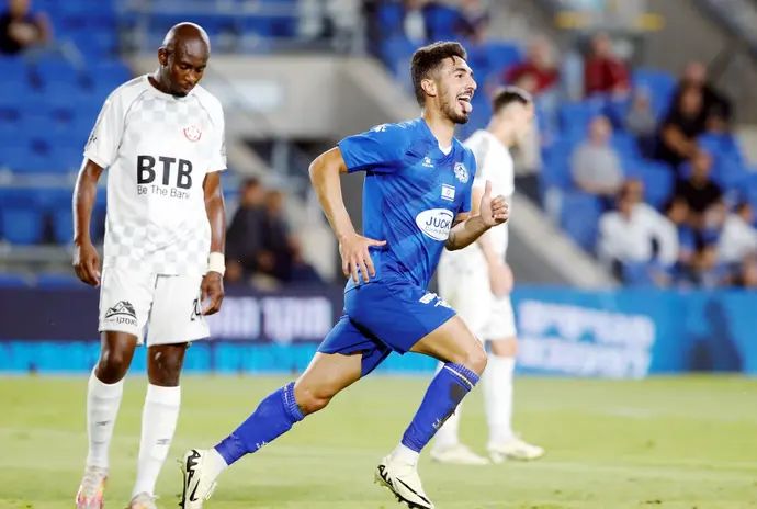 אנאס מחאמיד שחקן מכבי פתח תקוה חוגג שער